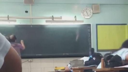 快訊／課堂驚魂學生朝師扔煙霧彈