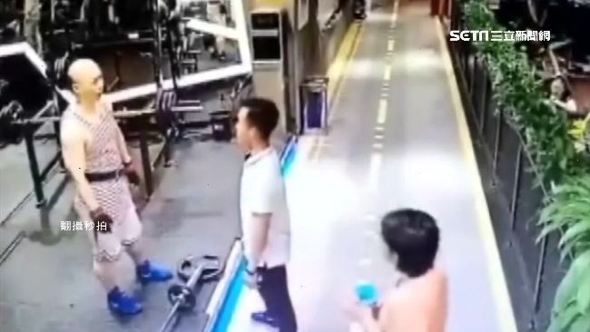 猛男教練甩排骨男巴掌　下秒慘被KO