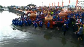 布袋新塭嘉應廟1日舉辦「衝水路、迎客王」儀式（圖／翻攝自翁章梁 Weng Chang-Liang臉書）