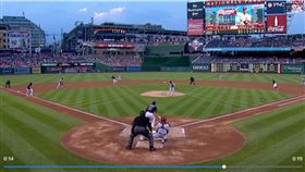 ▲紅雀先發投手溫恩萊特（Adam Wainwright）用腳傳一壘刺。（圖／翻攝自MLB官網）