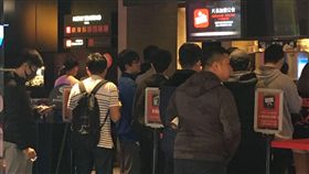 《復仇者：終局之戰》24日一早電影院外就擠滿影迷。（圖／記者常朝貴攝影）