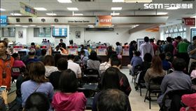 降稅有感！直擊綜所稅申報　民眾超嗨：今年繳的稅少一半(圖/記者陳弋攝)