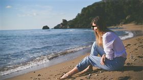 女孩獨自一人坐在海邊哭泣／示意圖／pixabay