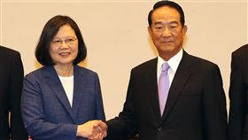 總統宣布宋楚瑜再任APEC領袖代表今年亞太經濟合作會議（APEC）經濟領袖會議將於11月10日到11日在越南峴港市舉行，總統蔡英文（左）12日下午在總統府舉行記者會宣布，親民黨主席宋楚瑜（右）再任今年APEC領袖代表。中央社記者張皓安攝　106年10月12日