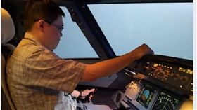 張國煒進模擬艙轉訓　翻攝臉書