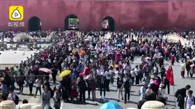 五一長假開始！陸客擠爆長城視野「全人頭」：1分鐘走1步（圖／翻攝自梨視頻）
