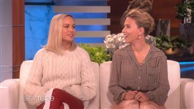 史嘉蕾喬韓森（中）與布莉拉森（左），日前一同參加《艾倫秀》。（圖／翻攝自The Ellen Show）