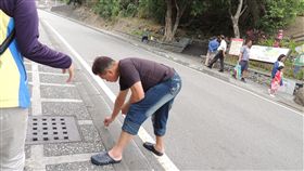 台東知名景點禁菸 水往上流3小時逾20人違規台東縣衛生局今年3月公告知名景點為全區禁菸，經過一個月宣導，1日開始稽查取締，衛生局表示，水往上流風景區3個小時超過20人抽菸，有國人、也有外國遊客，經告知後，多願意配合將香菸熄火。（民眾提供）中央社記者盧太城台東傳真　108年5月1日