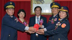 南投警界高層大風吹 林明溱勉持續為民打拚南投縣政府警察局1日舉行新卸任分局長交接典禮，縣長林明溱（中）出席肯定卸任分局長任內貢獻，也期勉新任分局長全力以赴為南投鄉親打拚。（縣府提供）中央社記者蕭博陽南投縣傳真　108年5月1日