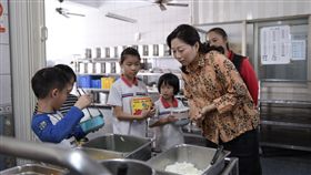 花蓮國中小免費營養午餐 一學期吃有機米一個月花蓮縣政府推動公立國中小學免費營養午餐政策，其中每週有一天吃有機蔬菜，縣府今年選定5月及11月，供應花蓮在地有機米，盼推廣有機食農教育。（資料照片）中央社記者李先鳳攝　108年5月1日