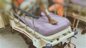 「急診鋼鐵人Dr.魏」分享一名長期洗腎爺爺與太太放閃的溫馨故事。（圖／翻攝自急診鋼鐵人Dr.魏臉書粉絲團）