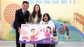 新竹市推無障礙微旅行 身障者一圓旅遊夢新竹市政府1日舉辦「無障礙微旅行」啟動記者會，市長林智堅（左）致詞時表示，今年延續服務，且路線及場次持續增加，將帶身障者賞桐花，體驗做米粉與柿餅。中央社記者郭宣彣攝　108年5月1日