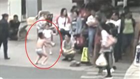偷摸女同學屁股　小學男童遭媽媽罰「只穿內褲在街頭半蹲」（圖／翻攝自搜狐網）