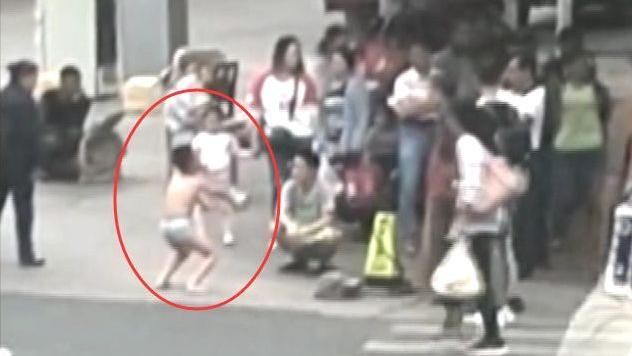 偷摸女同學屁股　他遭罰只穿內褲半蹲
