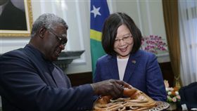 蔡英文總統與索羅門群島總理蘇嘉瓦瑞（Hon. Manasseh Sogavare）互換禮物。（總統府提供）