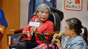 新北輔具特約三合一 簡政便民減輕負擔新北市長侯友宜30日宣布，自5月1日起推動「輔具特約三合一」政策，63歲的郭麗雀（圖）坐著輪椅到場，見證新政策快速又便利。中央社記者黃旭昇新北攝 108年4月30日