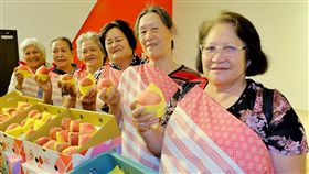 打造媽媽桃品牌 桃園巿府為果農加薪在桃園市長鄭文燦與學校的協助下，部落果農開始嘗試網路行銷，打造媽媽桃的品牌後，不但協助泰雅媽媽增加收入，也帶動地方發展。中央社記者吳睿騏桃園攝 108年4月30日