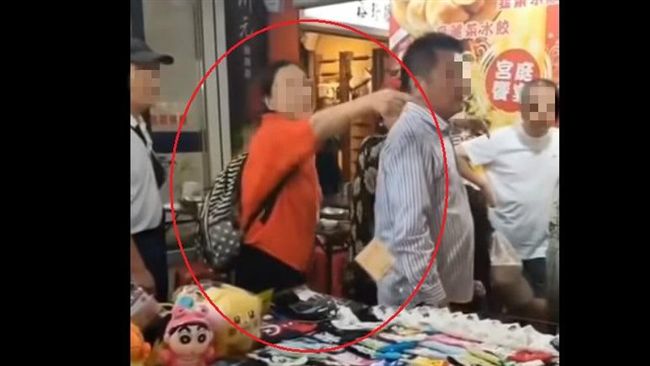 陸大媽又來亂鬧！夜市爆推人、丟筷子