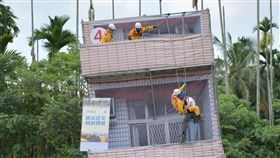 土石流潛勢溪流全台最多 南投演練強颱致災南投縣土石流潛勢溪流數量全台最多，縣府30日舉辦防救災演習，情境假設強颱引發土石流等連串災害。圖為人員演練住宅傾斜搜救。中央社記者蕭博陽南投縣攝 108年4月30日