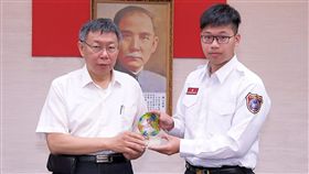 北市消陳子喬婉拒業者慰勞 當選廉能楷模台北市消防局30日表示，服務近5年的光明分隊分隊長陳子喬（右），婉拒業者慰勞所贈禮盒並通報政風室登錄，廉潔風範當選台北市政府107年度廉能楷模，接受市長柯文哲（左）表揚。（台北市消防局提供）中央社記者黃麗芸傳真 108年4月30日