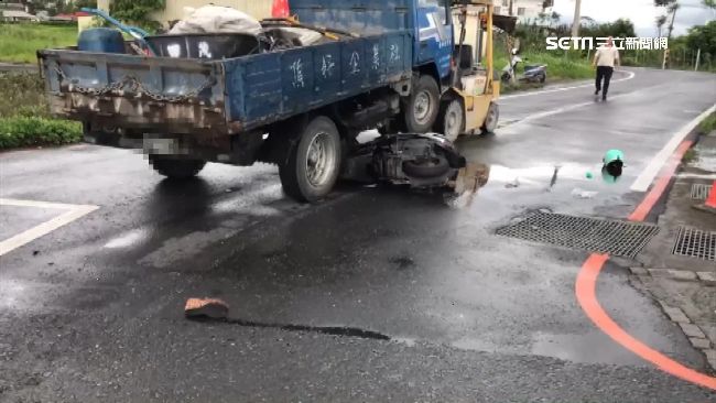 快車道違規右轉　貨車輾斃直行女騎士