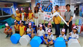 打破募發票困境 創世台中分院推捐贈送桌遊創世基金會台中分院30日推出捐發票送桌遊活動，鼓勵民眾能夠響應做公益。中央社記者蘇木春攝　108年4月30日