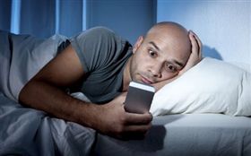 圖／翻攝自pixabay,睡前滑手機