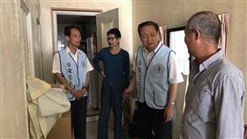 澎獨老私接電費暴增 台電協助檢修澎湖縣湖西鄉洪姓獨居老人最近接連2期的電費暴增，台電澎湖區營業處、尖山電廠員工及志工服務團利用假日為洪姓獨居老人全面汰舊線路和新裝電錶，讓獨居老人有一個安全的住所。（台電澎湖營業處提供）中央社　108年4月29日