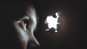 窺視,偷看,躲藏　（示意圖／取自Pixabay）