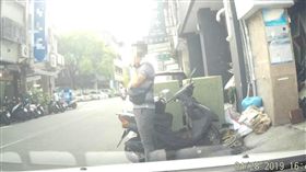 台中,人肉佔車位,爆料公社,刮車（圖／翻攝爆料公社）