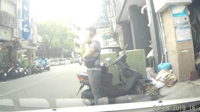 他「人肉佔車位」遭勸離！竟刮車報復