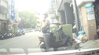 他「人肉佔車位」遭勸離！竟刮車報復