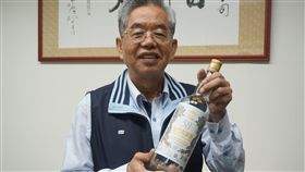 金門高粱酒酩揚國際 三大烈酒賽奪18金金門高粱酒今年在3大國際烈酒大賽中連奪18金，金酒公司董事長李增財開心展示獲「年度最佳白酒」的58度金門高粱酒。（飲酒過量，有害健康。中央社提醒您酒後勿開車）中央社記者黃慧敏攝　108年4月29日