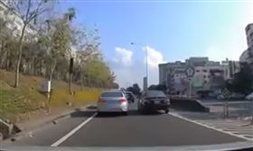 高雄,國道,Altis,神車,擦撞,護欄,交流道。翻攝自爆料公社