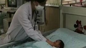 1月大女嬰肺炎急診　X光一照「內臟竟左右相反」（圖／翻攝自微博）