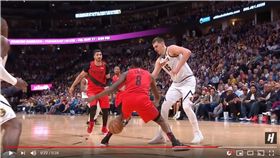 ▲約基奇（Nikola Jokic）對手兩腿間傳助攻。（圖／翻攝自House of Highlights）