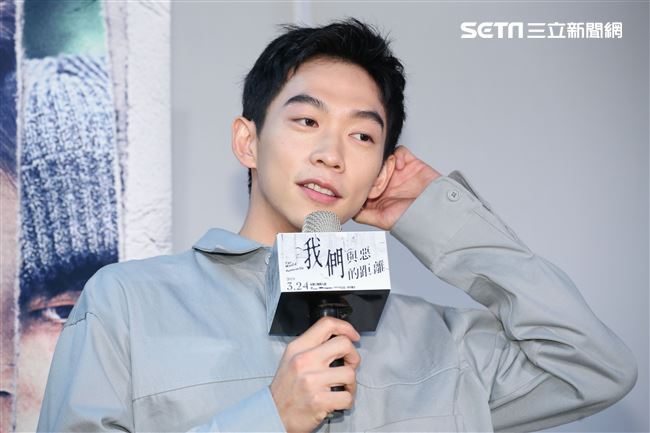 《我們與惡的距離》於劇中飾演腹黑型男王可元。（記者林士傑/攝影）