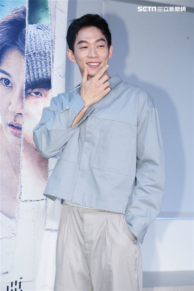 《我們與惡的距離》於劇中飾演腹黑型男王可元。（記者林士傑/攝影）