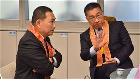 保二警消專案社宅 侯友宜：配合都更推動內政部長徐國勇（右）28日到新北市參加2019新北國際佛誕文化節，會前與新北市長侯友宜（左）在貴賓休息室談天，並溝通市政建設等議題。中央社記者黃旭昇新北市攝　108年4月28日