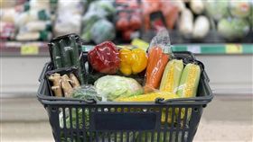 塑膠製品。(圖/翻攝自Greenpeace 綠色和平(台灣網站)臉書)