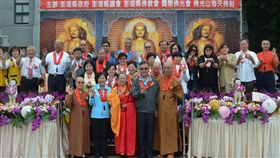 澎湖浴佛法會 賴峰偉：母親是佛百善孝先澎湖縣長賴峰偉（前右2）28日出席佛誕節暨母親節報恩浴佛法會表示，百善孝為先，孝順是為人子女最基本的義務，澎湖是我們的母親、海洋也是母親，佛也是母親，期許以縣府為出發，引人向善，孝順父母。中央社　108年4月28日