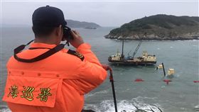 北竿海事平台傾倒 海巡馳援戒護位於馬祖橋仔沃及大坵水道間前方海域的合隆108號工作平台據報發生傾斜，各岸巡、海巡單位持續監控事故海域情形。（馬祖海巡隊提供）中央社　108年4月27日
