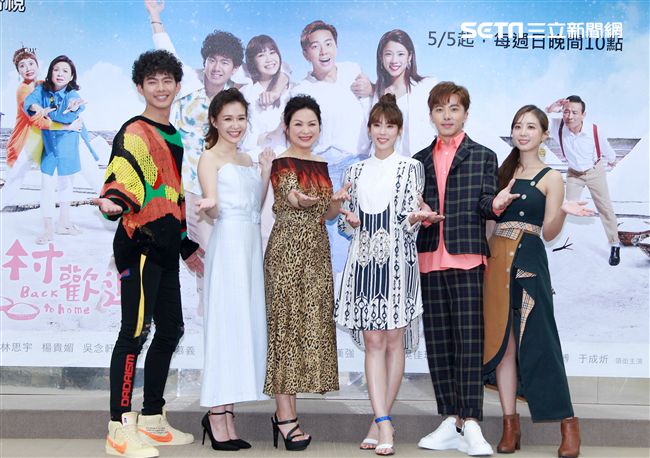 週日偶像劇「月村歡迎你」演員謝坤達、林思宇、吳念軒、李佳豫、楊貴媚、洪詩。（記者邱榮吉/攝影）