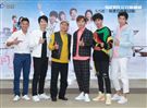 謝坤達、林思宇、洪詩、吳念軒、李佳豫、楊貴媚、劉沛緹、鄭平君、范瑞君、吳佳珊、亮哲、黃采儀、劉漢強、吳欣芸、廖偉博、于成炘，週日偶像劇《月村歡迎你》首映會。（記者邱榮吉/攝影）