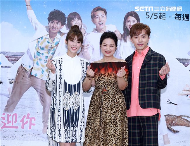 週日偶像劇「月村歡迎你」演員謝坤達、林思宇、楊貴媚。（記者邱榮吉/攝影）