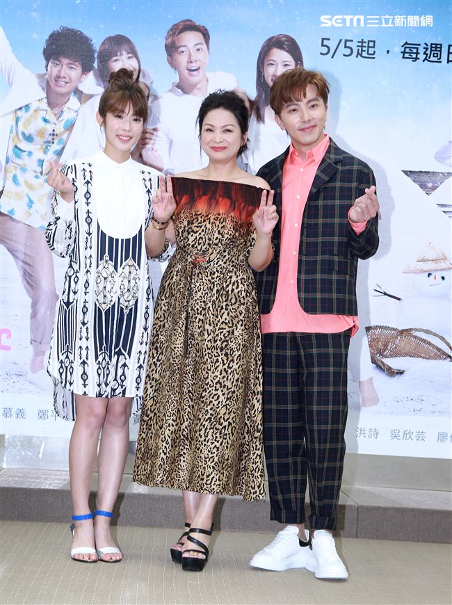 週日偶像劇「月村歡迎你」演員謝坤達、林思宇、楊貴媚。（記者邱榮吉/攝影）