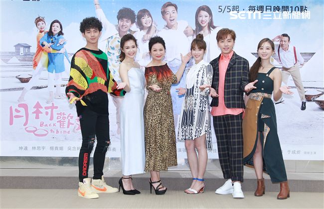 週日偶像劇「月村歡迎你」演員謝坤達、林思宇、吳念軒、李佳豫、楊貴媚、洪詩。（記者邱榮吉/攝影）