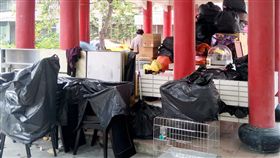 積欠一年房租 高齡母女遭房東趕出露宿涼亭台南市一對高齡母女，母親92歲、女兒70歲，因積欠一年房租被房東趕出門，只好帶著家當露宿公園涼亭，台南市政府獲報後已緊急協助安置。（台南市社會局提供）中央社記者張榮祥台南傳真　108年4月27日