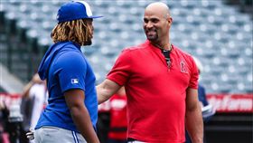 ▲普霍斯（右）賽前還跟小葛雷諾談笑風聲。（圖／翻攝自天使隊推特）