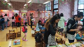 國小裡有柑仔店 入內請說台語宜蘭縣壯圍鄉古亭國小將校內本土教育中心打造成「柑仔店」，並設置各種古早味童玩，有彈珠台、尪仔標、套圈圈、竹筷槍、桌遊、抽抽樂、戳戳樂等，還有數台夾娃娃機，且進入店內還必須說台語。（古亭國小校長黃賜福提供）中央社記者王朝鈺傳真　108年4月27日